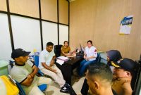 Bendahara BKAD Halbar, Arnike Saba, didampingi Sejumlah pengurus Apdesi Halbar dalam konferensi pers membantah adanya dugaan pemotongan Siltap Pemerintah Desa (Dok/Ist)