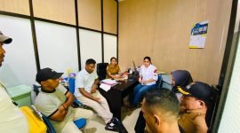 Bendahara BKAD Halbar, Arnike Saba, didampingi Sejumlah pengurus Apdesi Halbar dalam konferensi pers membantah adanya dugaan pemotongan Siltap Pemerintah Desa (Dok/Ist)