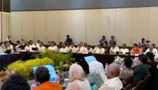 Bupati Halmahera Barat, James Uang ketika mengikuti pertemuan dengan Komisi V DPR-RI, Kementerian PU, Kementerian Perhubungan dan para Kepala Daerah se-Maluku Utara di Hotel Sahid Ternate (Dok/Ist)