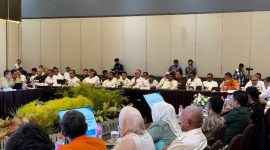 Bupati Halmahera Barat, James Uang ketika mengikuti pertemuan dengan Komisi V DPR-RI, Kementerian PU, Kementerian Perhubungan dan para Kepala Daerah se-Maluku Utara di Hotel Sahid Ternate (Dok/Ist)