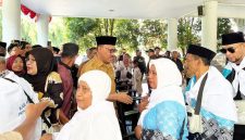 Bupati Halmahera Barat, James Uang, melepas 19 JCH (Dok/Ist)