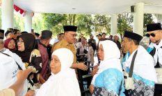 Menuju Tanah Suci, Bupati James Uang Lepas 19 JCH Halbar Secara Resmi