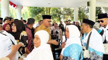 Bupati Halmahera Barat, James Uang, melepas 19 JCH (Dok/Ist)