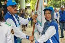 Bupati Halmahera Barat, James Uang, menyerahkan bendera pataka Kontingen Porprov Halmahera Barat kepada Ketua Kontingen, Chuzaemah Djauhar, sebagai simbol kepercayaan dan mandat untuk memimpin atlet serta ofisial dalam ajang Porprov Maluku Utara ke V di Halmahera Utara