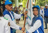 Bupati Halmahera Barat, James Uang, menyerahkan bendera pataka Kontingen Porprov Halmahera Barat kepada Ketua Kontingen, Chuzaemah Djauhar, sebagai simbol kepercayaan dan mandat untuk memimpin atlet serta ofisial dalam ajang Porprov Maluku Utara ke V di Halmahera Utara