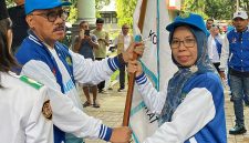 Bupati Halmahera Barat, James Uang, menyerahkan bendera pataka Kontingen Porprov Halmahera Barat kepada Ketua Kontingen, Chuzaemah Djauhar, sebagai simbol kepercayaan dan mandat untuk memimpin atlet serta ofisial dalam ajang Porprov Maluku Utara ke V di Halmahera Utara