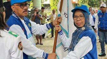 Bupati Halmahera Barat, James Uang, menyerahkan bendera pataka Kontingen Porprov Halmahera Barat kepada Ketua Kontingen, Chuzaemah Djauhar, sebagai simbol kepercayaan dan mandat untuk memimpin atlet serta ofisial dalam ajang Porprov Maluku Utara ke V di Halmahera Utara