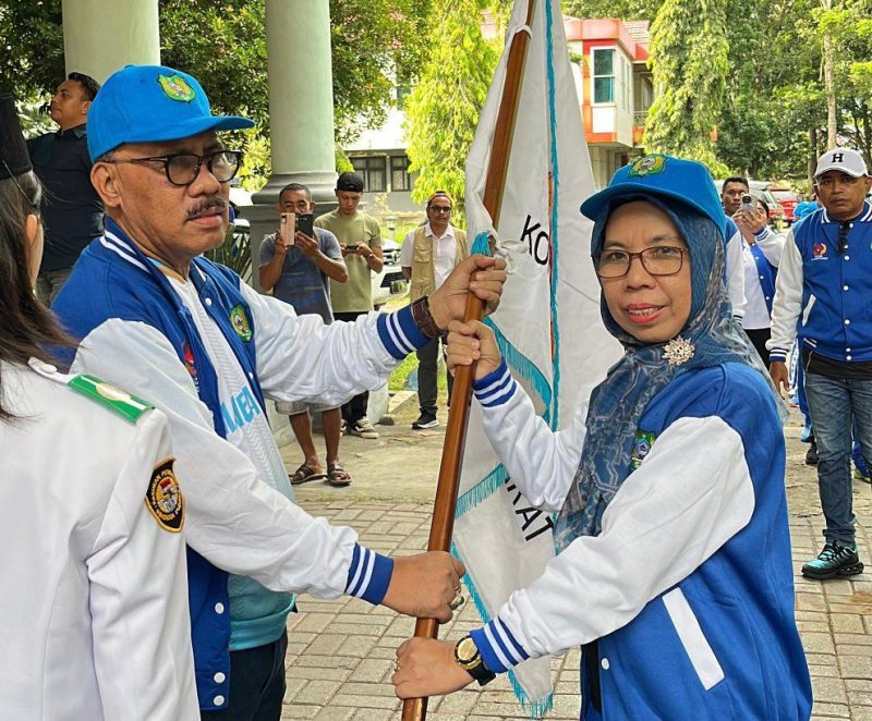 Bupati Halmahera Barat, James Uang, menyerahkan bendera pataka Kontingen Porprov Halmahera Barat kepada Ketua Kontingen, Chuzaemah Djauhar, sebagai simbol kepercayaan dan mandat untuk memimpin atlet serta ofisial dalam ajang Porprov Maluku Utara ke V di Halmahera Utara