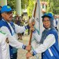Bupati Halmahera Barat, James Uang, menyerahkan bendera pataka Kontingen Porprov Halmahera Barat kepada Ketua Kontingen, Chuzaemah Djauhar, sebagai simbol kepercayaan dan mandat untuk memimpin atlet serta ofisial dalam ajang Porprov Maluku Utara ke V di Halmahera Utara