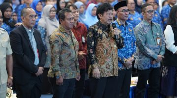 Kepala BPIP RI bersama Wakil Bupati Halmahera Barat dan peserta sosialisasi pembinaan ideologi Pancasila yang digelar di Aula Kantor Bupati Halmahera Barat, Kamis (25/6/2026). (Foto: Ghe/TM)