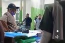 Ketua Organda Halbar Sukarman saat mengintimidasi dan caci maki dokter diruang IGD Jailolo. Foto hasil screenshot video.
