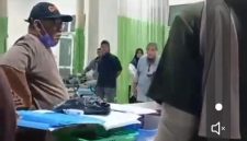 Ketua Organda Halbar Sukarman saat mengintimidasi dan caci maki dokter diruang IGD Jailolo. Foto hasil screenshot video.