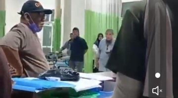 Ketua Organda Halbar Sukarman saat mengintimidasi dan caci maki dokter diruang IGD Jailolo. Foto hasil screenshot video.