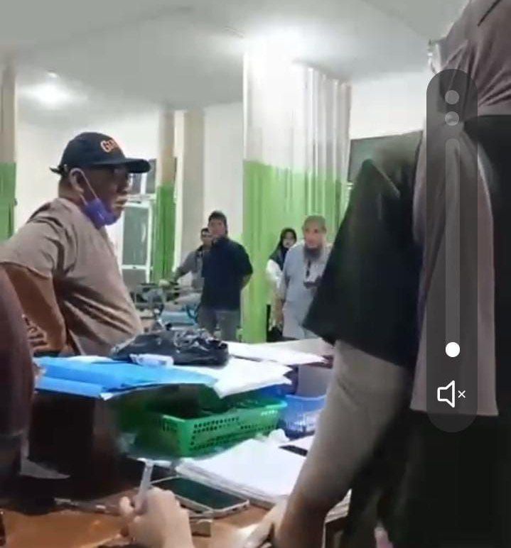 Ketua Organda Halbar Sukarman saat mengintimidasi dan caci maki dokter diruang IGD Jailolo. Foto hasil screenshot video.