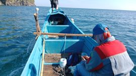Petugas melakukan survei batimetri di perairan Barataku untuk memperoleh data teknis kedalaman, arus, dan kondisi perairan sebagai dasar rekomendasi titik lego jangkar KM Sabuk Nusantara 35. (Dok/Ist)