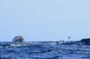 Perjuangan Akses Transportasi: Di tengah gelombang laut, warga Loloda Tengah menyampaikan aspirasi kepada pemerintah dengan menghadang KM Sabuk Nusantara 35 agar kapal perintis tersebut singgah di Desa Barataku. Foto: Istimewa/Terasmalut