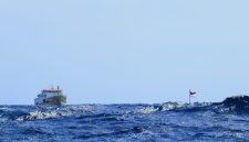 Perjuangan Akses Transportasi: Di tengah gelombang laut, warga Loloda Tengah menyampaikan aspirasi kepada pemerintah dengan menghadang KM Sabuk Nusantara 35 agar kapal perintis tersebut singgah di Desa Barataku. Foto: Istimewa/Terasmalut