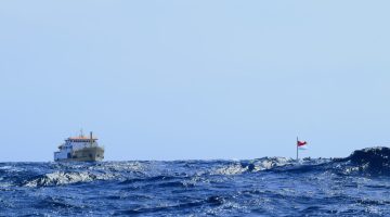Perjuangan Akses Transportasi: Di tengah gelombang laut, warga Loloda Tengah menyampaikan aspirasi kepada pemerintah dengan menghadang KM Sabuk Nusantara 35 agar kapal perintis tersebut singgah di Desa Barataku. Foto: Istimewa/Terasmalut