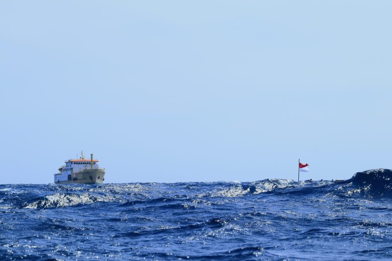 Perjuangan Akses Transportasi: Di tengah gelombang laut, warga Loloda Tengah menyampaikan aspirasi kepada pemerintah dengan menghadang KM Sabuk Nusantara 35 agar kapal perintis tersebut singgah di Desa Barataku. Foto: Istimewa/Terasmalut