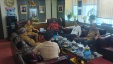 Bupati Halmahera Barat, James Uang, saat melakukan konsultasi dengan Direktur Jenderal Bina Keuangan Daerah Kementerian Dalam Negeri di Jakarta terkait sejumlah hak keuangan daerah yang bersumber dari Anggaran Pendapatan dan Belanja Negara (APBN), sebagai upaya memperkuat kepastian fiskal dan keberlanjutan pembangunan di Kabupaten Halmahera Barat. (Dok/Ist)
