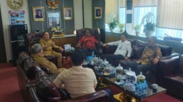 Bupati Halmahera Barat, James Uang, saat melakukan konsultasi dengan Direktur Jenderal Bina Keuangan Daerah Kementerian Dalam Negeri di Jakarta terkait sejumlah hak keuangan daerah yang bersumber dari Anggaran Pendapatan dan Belanja Negara (APBN), sebagai upaya memperkuat kepastian fiskal dan keberlanjutan pembangunan di Kabupaten Halmahera Barat. (Dok/Ist)