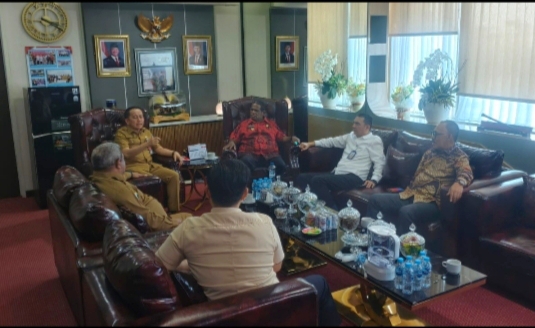 Bupati Halmahera Barat, James Uang, saat melakukan konsultasi dengan Direktur Jenderal Bina Keuangan Daerah Kementerian Dalam Negeri di Jakarta terkait sejumlah hak keuangan daerah yang bersumber dari Anggaran Pendapatan dan Belanja Negara (APBN), sebagai upaya memperkuat kepastian fiskal dan keberlanjutan pembangunan di Kabupaten Halmahera Barat. (Dok/Ist)