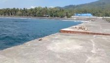 Kondisi Dermaga Bataka di Kecamatan Ibu Selatan, Kabupaten Halmahera Barat, yang mengalami kerusakan berat setelah terdampak gempa bumi bermagnitudo 5,6. Hasil asesmen BPBD, Dinas PU, dan UPP menyatakan dermaga tersebut tidak lagi layak digunakan untuk aktivitas pelayaran. (Dok/Ist)