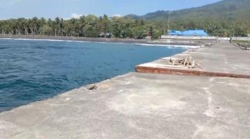 Kondisi Dermaga Bataka di Kecamatan Ibu Selatan, Kabupaten Halmahera Barat, yang mengalami kerusakan berat setelah terdampak gempa bumi bermagnitudo 5,6. Hasil asesmen BPBD, Dinas PU, dan UPP menyatakan dermaga tersebut tidak lagi layak digunakan untuk aktivitas pelayaran. (Dok/Ist)