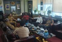Bupati Halmahera Barat James Uang menunjukkan komitmen memperjuangkan kepentingan daerah melalui komunikasi dan koordinasi langsung dengan pemerintah pusat. (Dok/Ist)