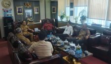 Bupati Halmahera Barat James Uang menunjukkan komitmen memperjuangkan kepentingan daerah melalui komunikasi dan koordinasi langsung dengan pemerintah pusat. (Dok/Ist)
