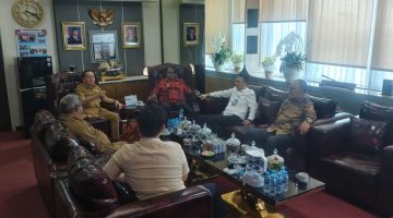 Bupati Halmahera Barat James Uang menunjukkan komitmen memperjuangkan kepentingan daerah melalui komunikasi dan koordinasi langsung dengan pemerintah pusat. (Dok/Ist)