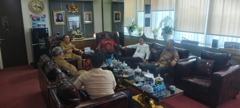 Bupati Halmahera Barat James Uang menunjukkan komitmen memperjuangkan kepentingan daerah melalui komunikasi dan koordinasi langsung dengan pemerintah pusat. (Dok/Ist)