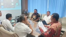 Kadishub Halbar, Fabianus Atajalim bersama KUPP Jailolo Rosihan Gamtjim saat menyambangi Direktur Perhubungan Laut Kemenhub RI (Dok/Ist)