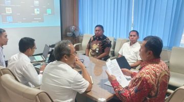 Kadishub Halbar, Fabianus Atajalim bersama KUPP Jailolo Rosihan Gamtjim saat menyambangi Direktur Perhubungan Laut Kemenhub RI (Dok/Ist)