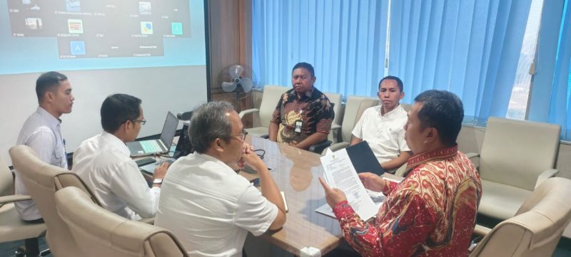 Kadishub Halbar, Fabianus Atajalim bersama KUPP Jailolo Rosihan Gamtjim saat menyambangi Direktur Perhubungan Laut Kemenhub RI (Dok/Ist)
