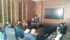 Pertemuan penyelesaian berlangsung di ruang kerja Kepala Pelabuhan (Sabandar) Jailolo, dihadiri perwakilan kedua perusahaan pelayaran beserta nakhoda masing-masing kapal, yang dipimpin langsung oleh KUPP Kelas III Jailolo, Rosihan Gamtjim (Dok/Ist)