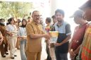 Bupati Halmahera Barat, James Uang saat menyerahkan bantuan Bibit Jagung kepada Kelompok tani (Dok/Ist)