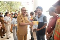 Bupati Halmahera Barat, James Uang saat menyerahkan bantuan Bibit Jagung kepada Kelompok tani (Dok/Ist)