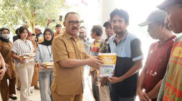Bupati Halmahera Barat, James Uang saat menyerahkan bantuan Bibit Jagung kepada Kelompok tani (Dok/Ist)
