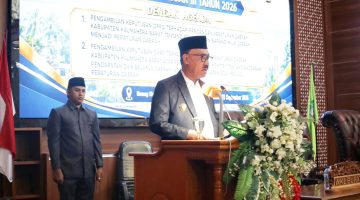 Bupati Halmahera Barat James Uang menyampaikan sambutan dalam rapat paripurna DPRD Halbar, Jumat (25/9/2026) | Dok/Ist