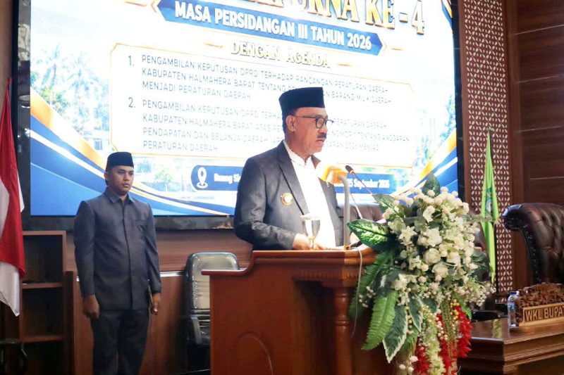 Bupati Halmahera Barat James Uang menyampaikan sambutan dalam rapat paripurna DPRD Halbar, Jumat (25/9/2026) | Dok/Ist
