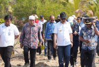 Bupati Halmahera Barat bersama jajaran Kementerian Kelautan dan Perikanan (KKP) serta sejumlah pejabat terkait meninjau langsung lokasi lahan yang disiapkan untuk pembangunan Kampung Nelayan Merah Putih (KNMP) di Halmahera Barat, Kamis (24/9/2026). Peninjauan dilakukan untuk memastikan kesiapan lokasi dan aspek pendukung sebelum pembangunan fisik dimulai. (Dok/Ist)