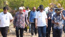 Bupati Halmahera Barat bersama jajaran Kementerian Kelautan dan Perikanan (KKP) serta sejumlah pejabat terkait meninjau langsung lokasi lahan yang disiapkan untuk pembangunan Kampung Nelayan Merah Putih (KNMP) di Halmahera Barat, Kamis (24/9/2026). Peninjauan dilakukan untuk memastikan kesiapan lokasi dan aspek pendukung sebelum pembangunan fisik dimulai. (Dok/Ist)
