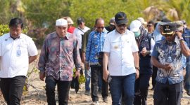 Bupati Halmahera Barat bersama jajaran Kementerian Kelautan dan Perikanan (KKP) serta sejumlah pejabat terkait meninjau langsung lokasi lahan yang disiapkan untuk pembangunan Kampung Nelayan Merah Putih (KNMP) di Halmahera Barat, Kamis (24/9/2026). Peninjauan dilakukan untuk memastikan kesiapan lokasi dan aspek pendukung sebelum pembangunan fisik dimulai. (Dok/Ist)
