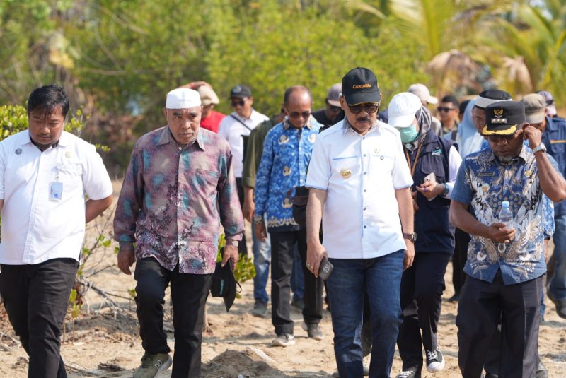 Bupati Halmahera Barat bersama jajaran Kementerian Kelautan dan Perikanan (KKP) serta sejumlah pejabat terkait meninjau langsung lokasi lahan yang disiapkan untuk pembangunan Kampung Nelayan Merah Putih (KNMP) di Halmahera Barat, Kamis (24/9/2026). Peninjauan dilakukan untuk memastikan kesiapan lokasi dan aspek pendukung sebelum pembangunan fisik dimulai. (Dok/Ist)