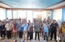 Anggota DPRD Provinsi Maluku Utara, Meri Popala, bersama kelompok tani dan peserta reses berfoto bersama usai kegiatan reses Masa Persidangan III Tahun Sidang 2025–2026 di Desa Tongute Sungi, Kecamatan Ibu, Halmahera Barat, Jumat (25/9/2026)