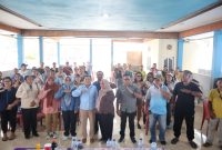 Anggota DPRD Provinsi Maluku Utara, Meri Popala, bersama kelompok tani dan peserta reses berfoto bersama usai kegiatan reses Masa Persidangan III Tahun Sidang 2025–2026 di Desa Tongute Sungi, Kecamatan Ibu, Halmahera Barat, Jumat (25/9/2026)