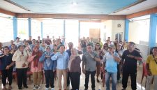Anggota DPRD Provinsi Maluku Utara, Meri Popala, bersama kelompok tani dan peserta reses berfoto bersama usai kegiatan reses Masa Persidangan III Tahun Sidang 2025–2026 di Desa Tongute Sungi, Kecamatan Ibu, Halmahera Barat, Jumat (25/9/2026)