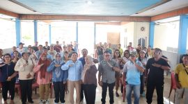 Anggota DPRD Provinsi Maluku Utara, Meri Popala, bersama kelompok tani dan peserta reses berfoto bersama usai kegiatan reses Masa Persidangan III Tahun Sidang 2025–2026 di Desa Tongute Sungi, Kecamatan Ibu, Halmahera Barat, Jumat (25/9/2026)