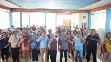 Anggota DPRD Provinsi Maluku Utara, Meri Popala, bersama kelompok tani dan peserta reses berfoto bersama usai kegiatan reses Masa Persidangan III Tahun Sidang 2025–2026 di Desa Tongute Sungi, Kecamatan Ibu, Halmahera Barat, Jumat (25/9/2026)